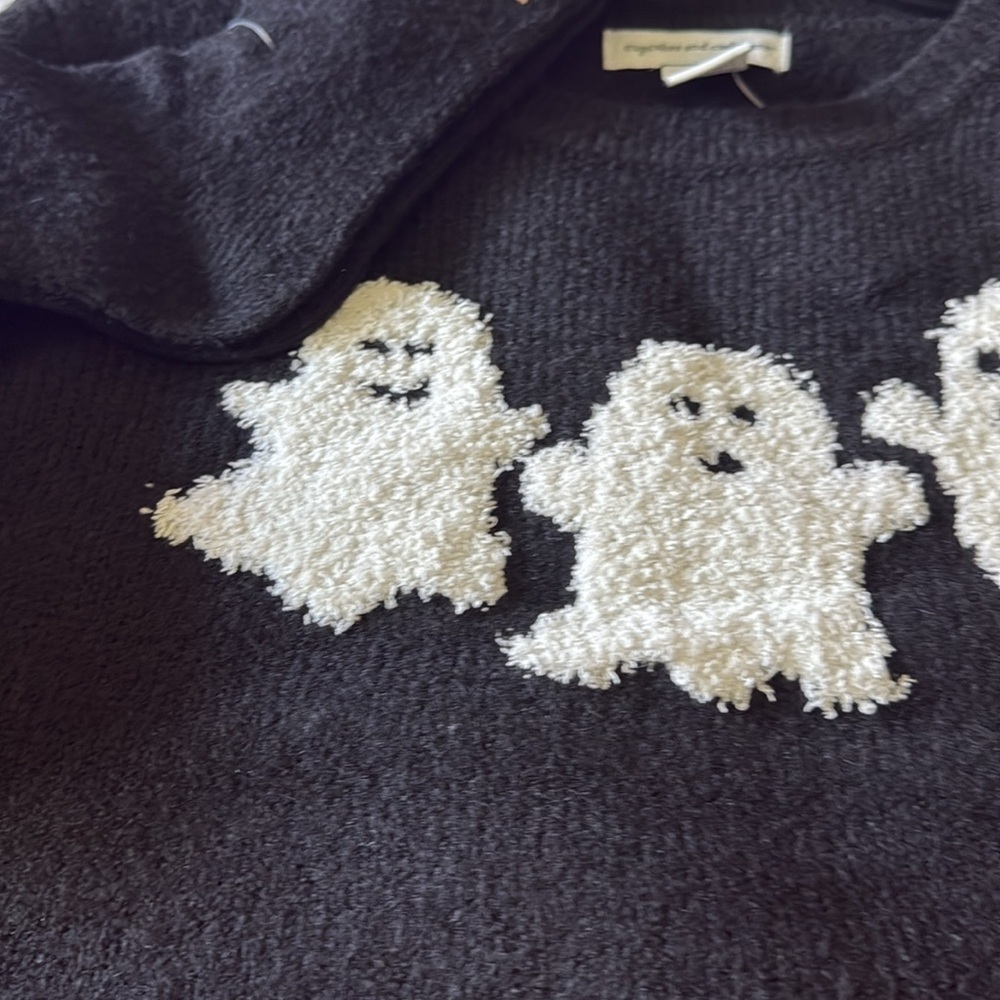 👻NWT! "CUPCAKES AND CASHMERE" Halloween ghost Sweater with Matching Socks 👻 - Picture 2 of 13